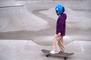 Kaykaydaki bir çocuk ya da pompadaki bir uzun tahta ya da kasktaki bir rampa, boşluğu kopyala.