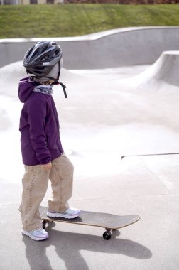 Kaykaydaki bir çocuk ya da pompadaki bir uzun tahta ya da kasktaki bir rampa, boşluğu kopyala.