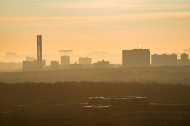 Şehirdeki hava kirliliği. Toz bulutu ve sis. Rusya, Moskova 'da puslu bir gün doğumu. Yüksek kalite fotoğraf