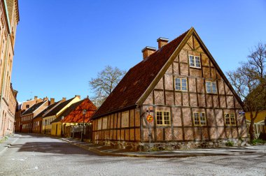 Lund, İsveç, Skane, Nisan 2025 'te eski binaların olduğu bir cadde. Yüksek kalite fotoğraf
