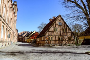 Lund, İsveç, Skane, Nisan 2025 'te eski binaların olduğu bir cadde. Yüksek kalite fotoğraf