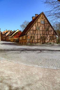Lund, İsveç, Skane, Nisan 2025 'te eski binaların olduğu bir cadde. Yüksek kalite fotoğraf