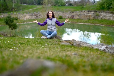 İsveç 'teki Lund Skane' de, Skrylle gölünde meditasyon yapan bir kadın. Yüksek kalite fotoğraf