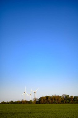 Rüzgar türbinleri, doğa, ağaçlar ve tarlalarla dolu güzel bir yaz manzarası. Lund, Skane, İsveç, 2025. Yüksek kalite fotoğraf