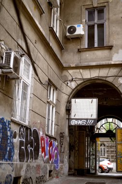 Belgrad veya Beograd Sırbistan şehir merkezinde bir teras ya da bir iç bahçe. Eski tarihi binalar. 2025 yılı. Yüksek kalite fotoğraf