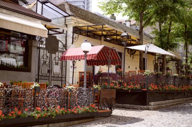 Kafe ya da restoran terası ya da avlu, küçük Avrupa şehri. Belgrad Belgrat Sırbistan 2025. Yüksek kalite fotoğraf