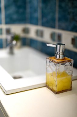 Lavaboda sıvı sabun makinesi var. Basit bir tasarım. El yıkama. Yüksek kalite fotoğraf