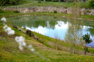 Skrylle Lund Skane İsveç 2025 'te turkuaz su ve kayalarla çevrili bir göl. Yüksek kalite fotoğraf