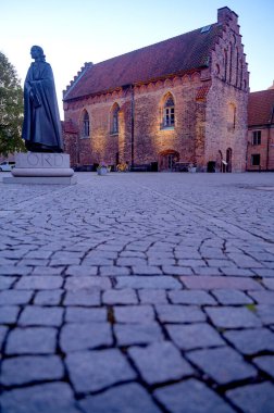 Şehirde eski, rahat bir Avrupa sokağı ya da meydanı. Alacakaranlık. Lund Skane. İsveç Mayıs 2025. Yüksek kalite fotoğraf