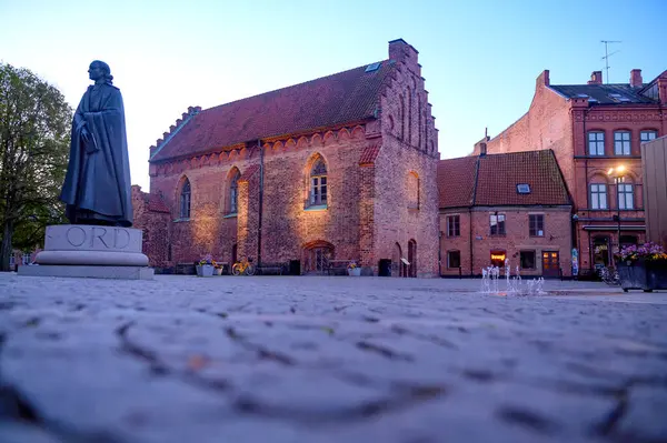 Şehirde eski, rahat bir Avrupa sokağı ya da meydanı. Alacakaranlık. Lund Skane. İsveç Mayıs 2025. Yüksek kalite fotoğraf