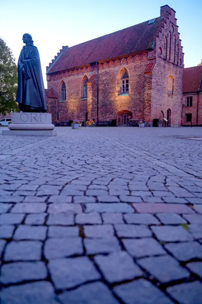 Şehirde eski, rahat bir Avrupa sokağı ya da meydanı. Alacakaranlık. Lund Skane. İsveç Mayıs 2025. Yüksek kalite fotoğraf