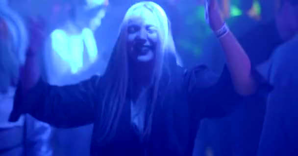 Kobieta Kostiumie Zakonnicy Tańczy Nocnym Klubie Halloween Robi Ruchome Ręce — Wideo stockowe