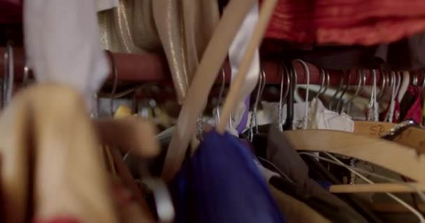 Kleiderbügel Hängen Einem Rohr Kleidung Laden Form Halten Kleiderverkauf Kamerabewegung — Stockvideo