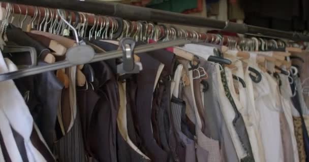 Επισκευή Ρούχων Στο Εργαστήριο Πολλά Ρούχα Κρεμάστρες Ένα Πυκνό Ρεύμα — Αρχείο Βίντεο