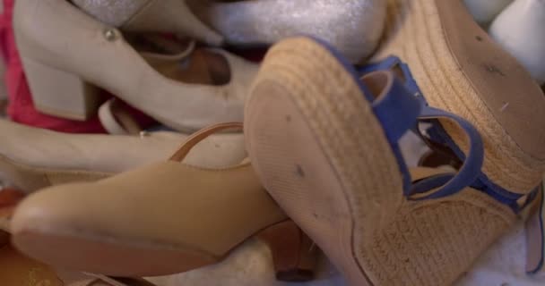 Женщины Бросали Обувь Движение Камеры Мягкий Фокус Каблук Кусок Обуви — стоковое видео