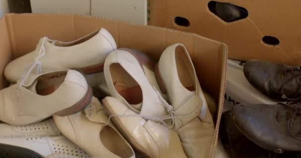 许多旧鞋子堆放在电脑室的盒子里 把一个衣橱放在一个地方 照相机运动 — 图库视频影像