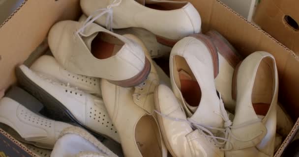 Pantofii Albi Sunt Pliați Într Cutie Carton Material Piele Deschis — Videoclip de stoc