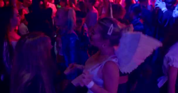 Een Vrouw Met Vleugels Maakt Danspasjes Een Nachtclub Houdt Haar — Stockvideo