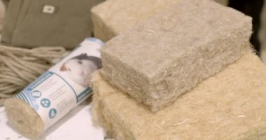 CBC esrar ve tıbbi bitkiler sergisinde kenevir ürünleri. Halatlar, doğal kumaşlar, evcil hayvan malzemeleri. 5.11.2023 Letnany, Prag, CZ 