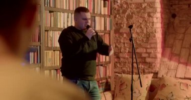 Sahne daveti. Davetiye stand-up komedyeni sahnesi. Davetiye, mikrofon. Kamera seyirciye doğru hareket ediyor. Ellerinizi çırpın, sanatçıyı selamlayın. CZ, Prag, 8.10.22, Evropska