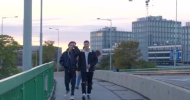 Akşamları köprüden karşıya geçen ilham verici insanlar. Kaldırımda yürürler, zıplarlar ve eğlenirler. Arkadaşlarla tanışmanın keyfi. CZ, Prag, Radlicka 30.9.22.