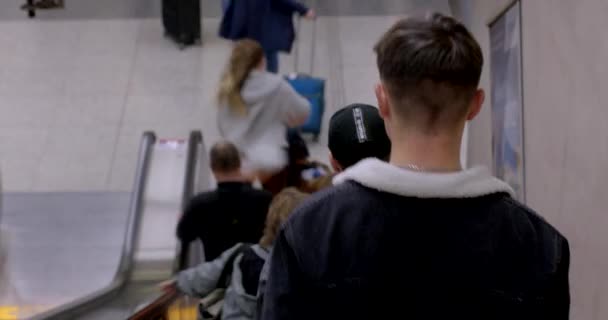 Der Rücken Des Passagiers Bewegt Sich Die Rolltreppe Hinunter Bewegen — Stockvideo