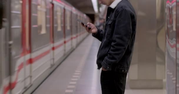 Парень Использует Телефон Приезда Поезда Покупает Электронный Билет Вокзале Вспышка — стоковое видео