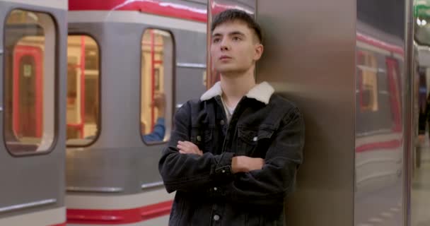 Sloupu Metra Stojí Muž Čeká Pohyb Vlaku Metra Bezpečná Vzdálenost — Stock video