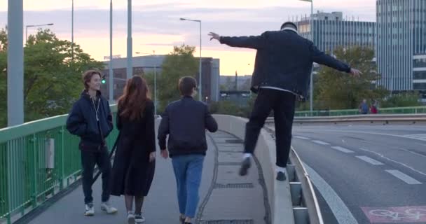 Młodzież Gniazda Przechodzi Przez Most Idzie Wzdłuż Parapetu Równoważy Się — Wideo stockowe