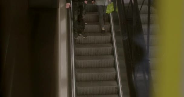 扶梯上的人在往下走 自动扶梯下楼去了轻便的人流尖峰时间 Prague Republic Ici — 图库视频影像