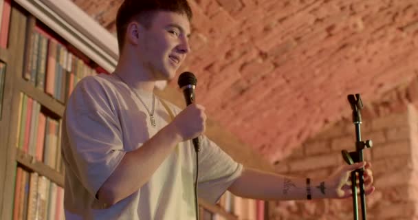 Standup Komiker Berättar Skämt Mikrofonen Artist Håller Mikrofon Stå Handen — Stockvideo