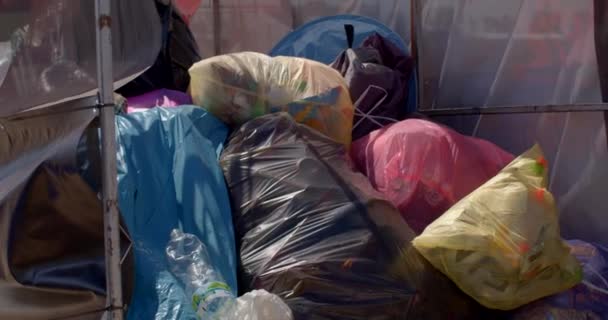 Μεγάλες Σακούλες Σκουπιδιών Είναι Διπλωμένες Για Μεταφορά Διαχωρισμός Των Απορριμμάτων — Αρχείο Βίντεο