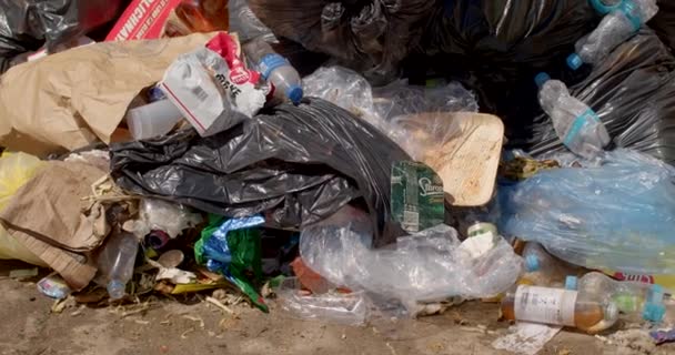 Απορρίμματα Σκουπιδιών Κοντά Στην Ανθρώπινη Κατοικία Ρύπανση Του Περιβάλλοντος Απόβλητα — Αρχείο Βίντεο
