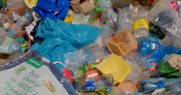 工人脚下的垃圾太多了 他走了一步 塑料瓶和塑料袋垃圾收集站 回收利用塑料的准备工作 Milovice 22让它滚 — 图库视频影像