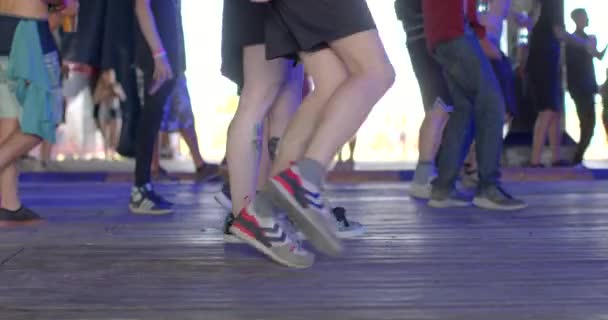 Рейвер Демонструє Свою Здатність Танцювати Ікс Скандал Фестивалі Ударних Бас — стокове відео