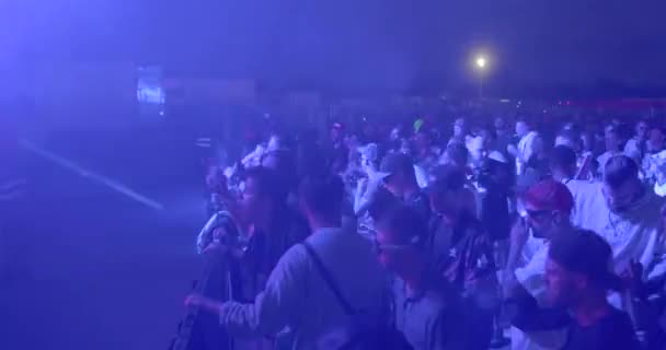 一群狂欢的人在蓝光下跳舞 他们的身体和胳膊都在动 为观众创造气氛 烟和光沉浸在音乐中 Milovice 22让它滚 — 图库视频影像