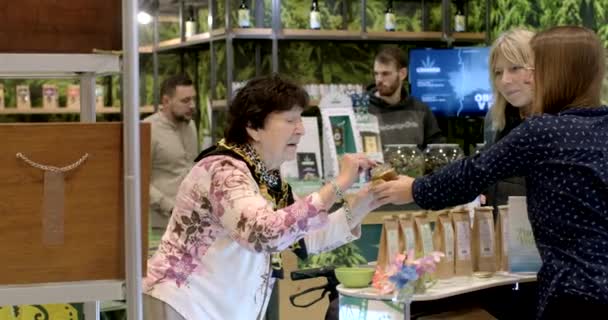 Woman Tries Cbd Products Exhibition Selling Medicinal Plants Marijuana Medical — Stok video