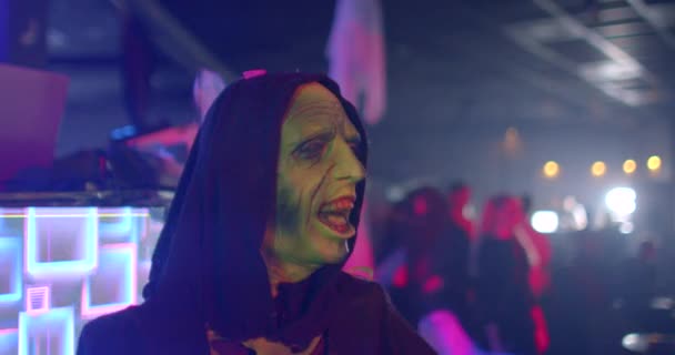 Mask Mannequin Halloween Interior Item Attracting Attention Audience Nightclub Prague — Stok Video