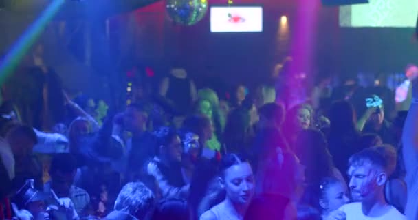 上からディスコダンスフロア 人々は音楽のビートに楽しさと移動しています 光の動き 赤青の光 ハロウィーンの衣装の人々 プラハ 共和国 — ストック動画