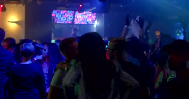 Group People Hang Out Clubs Dance Floor Move Bodies Hands — Vídeos de Stock
