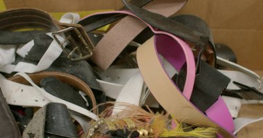 Dağınık giysiler, yıkılmış evdeki savaşın sonuçlarıdır. Eldiven, kemer, kumaş. Eski giysiler tozlanmış..