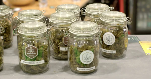 Primer Plano Del Envase Vidrio Con Cannabis Cbd Variedades Firmadas Imagen De Stock