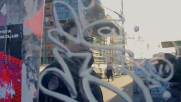 Porträtreflexion Männergesicht Brille Ein Spiegel Gemalter Filzstift Anarchistisches Viertel Macht — Stockvideo