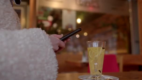 Žena Používá Telefon Kavárně Sedí Stolu Tam Šálek Čaje Zkontrolujte — Stock video