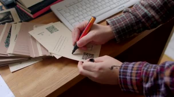 Καλλιτέχνης Χέρι Κάνει Μια Υπογραφή Στο Χαρτί Καρτ Ποστάλ Αφήστε — Αρχείο Βίντεο