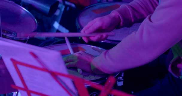 Барабанщики Используют Палочки Создания Звука Делает Ритм Бит Музыки Крупный — стоковое видео