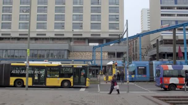 Μεταφορά Επιβατών Στην Πόλη Κίνηση Του Τραμ Και Κίτρινο Λεωφορείο — Αρχείο Βίντεο