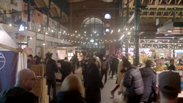Καλυμμένη Δημόσια Αγορά Άνθρωποι Κινούνται Ανάμεσα Στις Σειρές Ψάχνοντας Για — Αρχείο Βίντεο