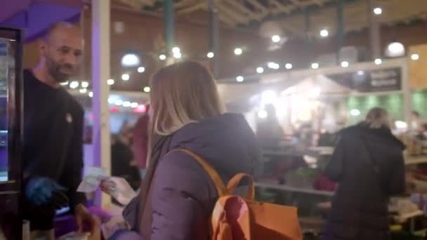 Μια Γυναίκα Κάνει Μια Αγορά Αγαθών Στην Αγορά Δίνει Λεφτά — Αρχείο Βίντεο