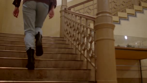 Movimento Uma Mulher Pelas Escadas Acima Mochila Nos Ombros Movendo — Vídeo de Stock